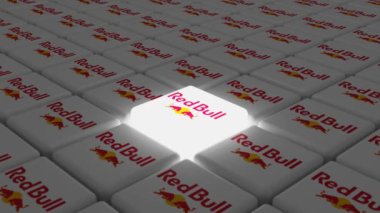 Melitopol, Ukrayna - 25 Temmuz 2024: Küp şeklinde izole edilmiş Red Bull logosu. Red Bull, Avusturyalı Red Bull GmbH şirketi tarafından satılan bir enerji içeceğidir..