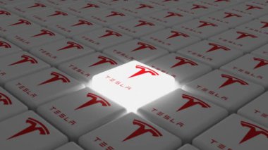 Melitopol, Ukrayna - 25 Temmuz 2024: Tesla logosu küp şeklinde izole edildi. Tesla Motors, bir Amerikan otomotiv ve enerji depolama şirketidir..