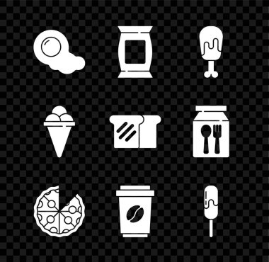 Çırpılmış yumurta, patates cipsi, tavuk budu, pizza, kahve fincanı, dondurma, waffle külahı ve ekmek tostu. Vektör