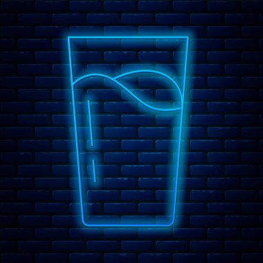 Duvarda izole edilmiş su ikonu olan parlak neon çizgili cam. Soda bardağı. Vektör.
