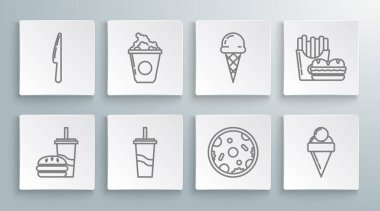 Saman ve burger, patlamış mısır, karton kutu, su, pizza, dondurma külahı, patates kızartması karton paketi ve bıçak ikonu ile sıra dizilmiş kağıt bardaklar. Vektör
