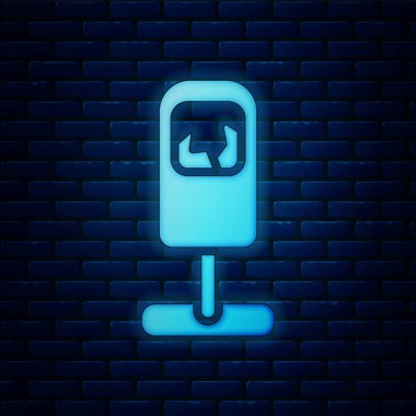 Parlayan neon çöp kutusu simgesi tuğla duvar arka planında izole edildi. Çöp kutusu tabelası. Sepet simgesini geri dönüştür. Ofis çöpü ikonu. Vektör.