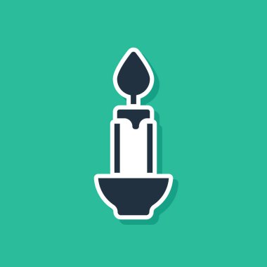 Yeşil arkaplanda mavi yanan mum simgesi izole edildi. Silindirik mum çubuğu ve yanan ateş. Vektör.