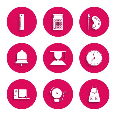 Mezuniyet ve mezuniyet şapkası alarm zilli sırt çantalı saat monitörünü klavye fare fırça paleti ve cetvel simgesi ile ayarla. Vektör.