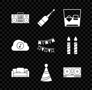 Home stereo 'yu iki hoparlörlü viski ve buz küpü kanepe partisi DJ uzaktan kumandalı müzik akışı servisi ve karnaval çelengi ikonu için ayarla. Vektör.