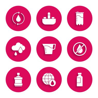 Su gezegeniyle dolu sürahi bardağını bir şişe suya koy. Büyük şişe temiz bulut yağmur filtresi kartuş ve su ikonunu geri dönüştür. Vektör.