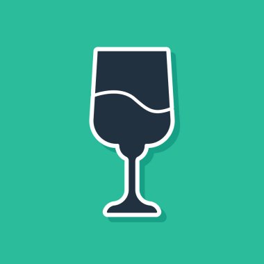 Yeşil arkaplanda mavi Yahudi kadeh ikonu var. Kiddush için Yahudi şarabı bardağı. Şabat için çerez kupası. Vektör.