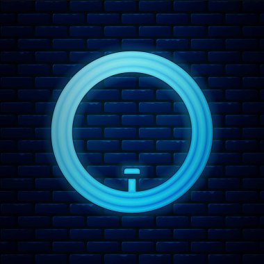 Parlayan neon bisiklet tekerleği ikonu tuğla duvar arka planında izole edilmiş. Bisiklet yarışı. Tekerlek havası. Spor malzemeleri. Vektör.
