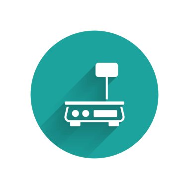 Beyaz Elektronik ölçek simgesi uzun gölge arkaplanı ile izole edildi. Yemek için kilo. Markette ya da süpermarkette tartılma işlemi. Yeşil daire düğmesi. Vektör.