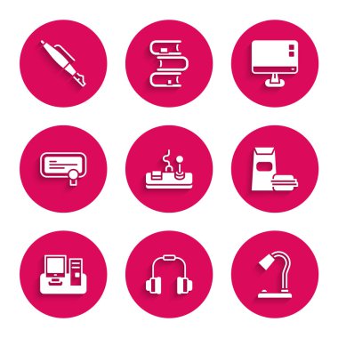 Gamepad Kulaklıkları Masa Lambası Burger Monitörünü klavye Sertifika şablonu bilgisayar monitörü ekranı ve dolmakalem ucu simgesi ile ayarla. Vektör.