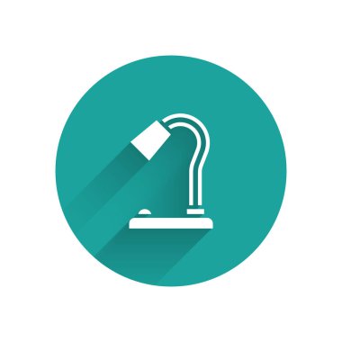 Beyaz masa lambası ikonu uzun gölgeli izole edilmiş. Yeşil daire düğmesi. Vektör.