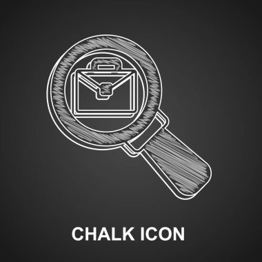 Siyah arka planda izole edilmiş evrak çantası simgesi olan tebeşir büyüteç. İş avı ikonu. İş arama konsepti. İşsizlik, kelle avcılığı, kariyer. Vektör.