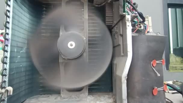 检查及维修空气冷凝装置 — 图库视频影像
