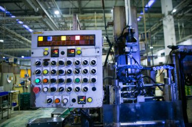 Üretimdeki makinenin kontrol düğmesiyle kontrol paneli ve analog anahtar. Makine kontrol tuş takımı ve makine otomotiv endüstriyel görüntüleme