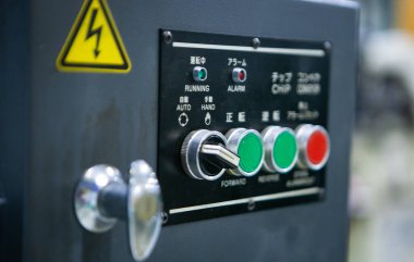 Üretimdeki makinenin kontrol düğmesiyle kontrol paneli ve analog anahtar. Makine kontrol tuş takımı ve makine otomotiv endüstriyel görüntüleme