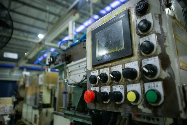 製造中のマシンの制御ボタンを備えた制御パネルとアナログスイッチ 加工制御キーパッドと機械自動車産業の表示 — ストック写真