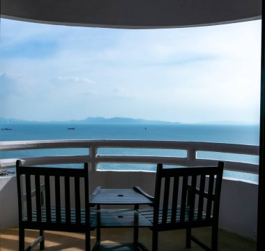 Tayland 'daki Pattaya' da deniz manzaralı lüks otel odasının beyaz terası. Deniz manzaralı ve manzaralı. Pattaya 'da deniz