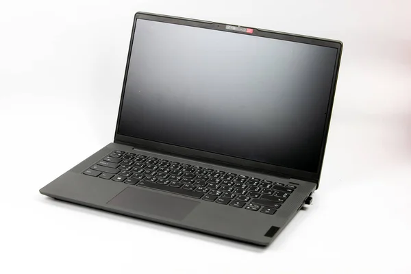 白色背景上的黑色笔记本电脑 商业笔记本 — 图库照片
