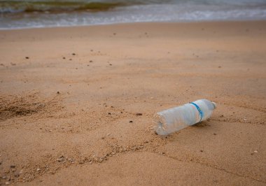 Plastik şişe atıkları sahilde insan kaynaklı kötü çevre, Tayland sahillerinde kirli kum ve deniz.
