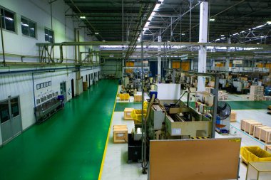 Arabanın metal parçalarını işlemek için kullanılan fabrika yolu ve makine. Depo ve depo, araba üreticilerine malzeme ve ürün sağlamak için kullanılır.
