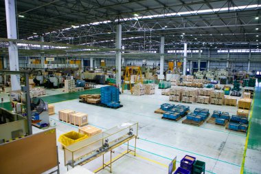 Arabanın metal parçalarını işlemek için kullanılan fabrika yolu ve makine. Depo ve depo, araba üreticilerine malzeme ve ürün sağlamak için kullanılır.
