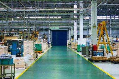 Arabanın metal parçalarını işlemek için kullanılan fabrika yolu ve makine. Depo ve depo, araba üreticilerine malzeme ve ürün sağlamak için kullanılır.