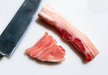 Beyaz arka planda taze et, biftek için çiğ et, kemiksiz domuz eti.