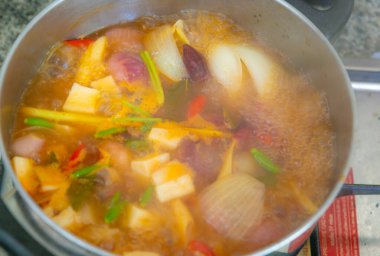 Tom Yum çorbası tencerede kaynıyor. Tayland 'ın en sevdiği yemek. Ekşi ve baharatlı çorba Tayland 'ın yerel yemekleri