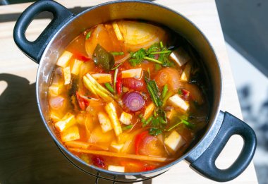 Tom Yum çorbası tencerede kaynıyor. Tayland 'ın en sevdiği yemek. Ekşi ve baharatlı çorba Tayland 'ın yerel yemekleri