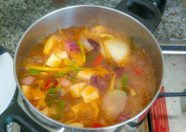 Tom Yum çorbası tencerede kaynıyor. Tayland 'ın en sevdiği yemek. Ekşi ve baharatlı çorba Tayland 'ın yerel yemekleri