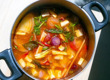 Tom Yum çorbası tencerede kaynıyor. Tayland 'ın en sevdiği yemek. Ekşi ve baharatlı çorba Tayland 'ın yerel yemekleri