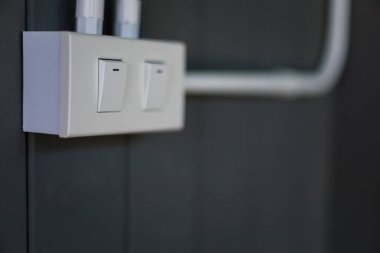 Gri arkaplanda kontrol ışığı için beyaz düğme, elektrik düğmesi