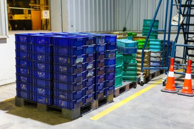 Depo ve depo. Fabrikadaki yürüyüş yolu. Ambalaj ürünleri üretiyorum. Ürün kutusu.