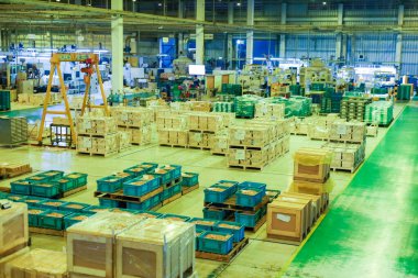 Depo ve depo. Fabrikadaki yürüyüş yolu. Ambalaj ürünleri üretiyorum. Ürün kutusu.