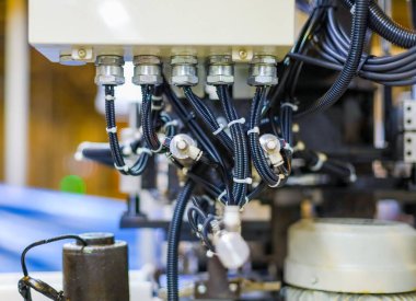 Fabrikada bağış kutusu var. Makinenin elektrik terminali kutusu. Bağlantı elektroniği. Üretimin sensör kabloları