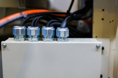 Fabrikada bağış kutusu var. Makinenin elektrik terminali kutusu. Bağlantı elektroniği. Üretimin sensör kabloları