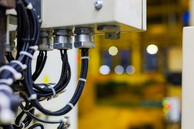 Fabrikada bağış kutusu var. Makinenin elektrik terminali kutusu. Bağlantı elektroniği. Üretimin sensör kabloları