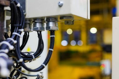 Fabrikada bağış kutusu var. Makinenin elektrik terminali kutusu. Bağlantı elektroniği. Üretimin sensör kabloları