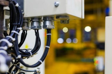 Fabrikada bağış kutusu var. Makinenin elektrik terminali kutusu. Bağlantı elektroniği. Üretimin sensör kabloları