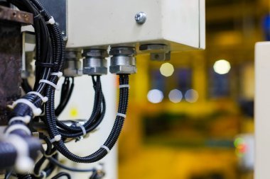 Fabrikada bağış kutusu var. Makinenin elektrik terminali kutusu. Bağlantı elektroniği. Üretimin sensör kabloları