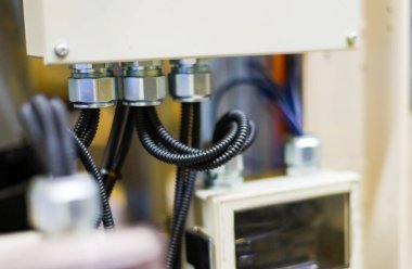 Fabrikada bağış kutusu var. Makinenin elektrik terminali kutusu. Bağlantı elektroniği. Üretimin sensör kabloları