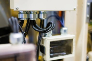 Fabrikada bağış kutusu var. Makinenin elektrik terminali kutusu. Bağlantı elektroniği. Üretimin sensör kabloları