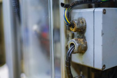 Fabrikada bağış kutusu var. Makinenin elektrik terminali kutusu. Bağlantı elektroniği. Üretimin sensör kabloları