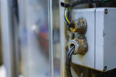 Fabrikada bağış kutusu var. Makinenin elektrik terminali kutusu. Bağlantı elektroniği. Üretimin sensör kabloları