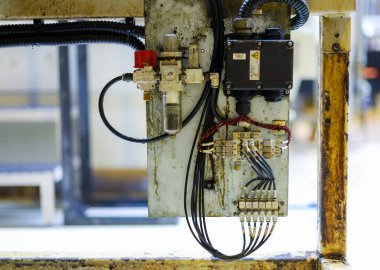 Fabrikada bağış kutusu var. Makinenin elektrik terminali kutusu. Bağlantı elektroniği. Üretimin sensör kabloları