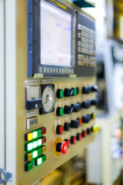 Makinenin kontrol paneli imalatta. Makinenin düğme ve seçici anahtarı.