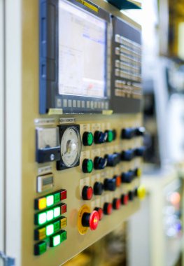 Makinenin kontrol paneli imalatta. Makinenin düğme ve seçici anahtarı.