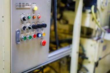 Makinenin kontrol paneli imalatta. Makinenin düğme ve seçici anahtarı.