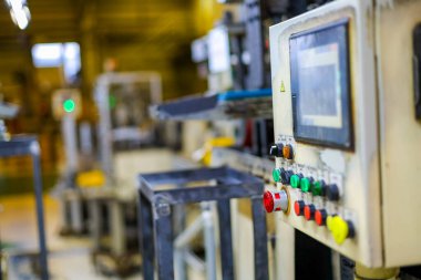 Makinenin kontrol paneli imalatta. Makinenin düğme ve seçici anahtarı.