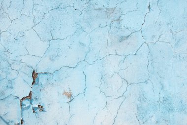 Duvar dokusu nem ve güneş yüzünden bozulmuş.